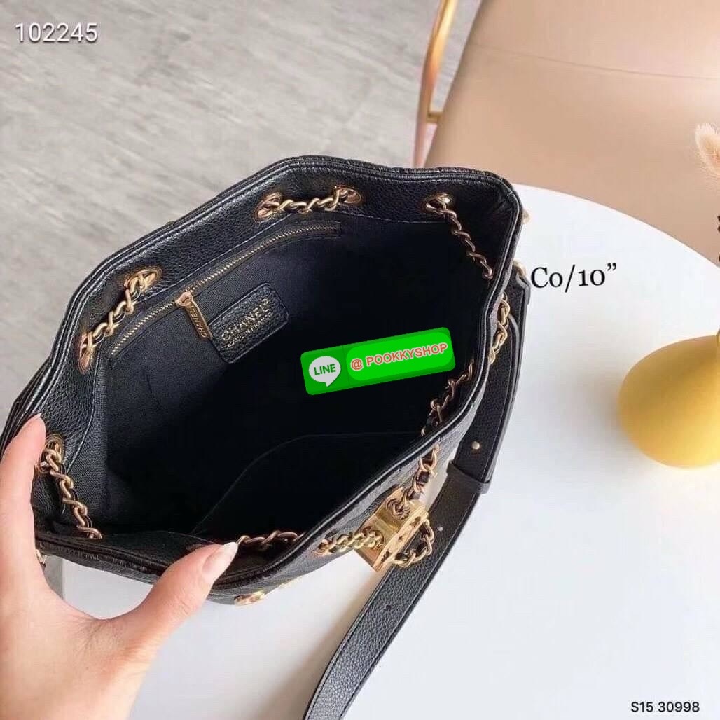 CHANEL Bucket Bag กระเป๋าสะพายทรงบัคเก็ตรุ่นลิมิเต็ด มี 2 แบบให้เลือก หนังเย็บลายตารางและลายริ้ว ตกแต่งโลโก้แบรนด์สวยหรูโดดเด่น ภายในโล่งกว้าง จุของได้เยอะ มาพร้อมสายคล้องไหล่ และสายสะพาย crossbody คุ้มค่ามากๆ ใบนี้งานจริงคือสวย สะพายไปคาเฟ่ชิคๆ ถ่ายรูปสว