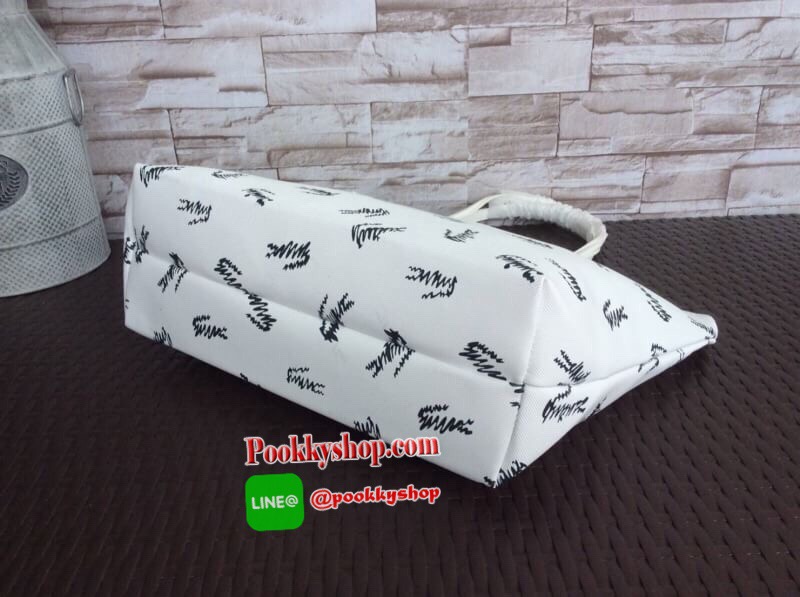 ลาคอส pu split cow leather bag รุ่นขายดีค่ะ!! กระเป๋าทรง shopping ลายกราฟฟิก ลายสดใส พร้อมส่งหลากสีรุ่นฮอตฮิตตลอดกาล แบบสวยคลาสสิค ใช้ได้ในทุกวัน ด้านหน้าประดับโลโก้จระเข้สัญลักษณ์แบรนด์ เปิดปิดกระเป๋าแบบซิป ที่จับหัวซิปปั้แบรนด์ ภายในกว้างใส่ของจุ มีช่