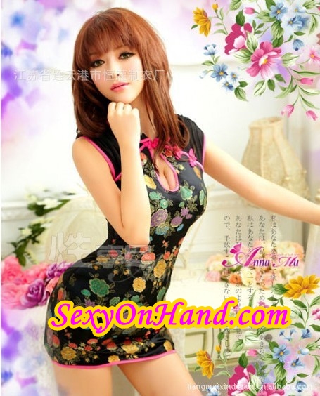 ชุดกี่เพ้าเซ็กซี่ ชุดจีนประยุกต์ กี่เพ้าสั้น สาวหมวยอินเตอร์ สีพื้นดำลายดอกเหมยหลากสี แต่งขอบชุดสีชมพู เนื้อผ้าหรู อินเตอร์มากๆคะ +G string เข้าชุดคะ