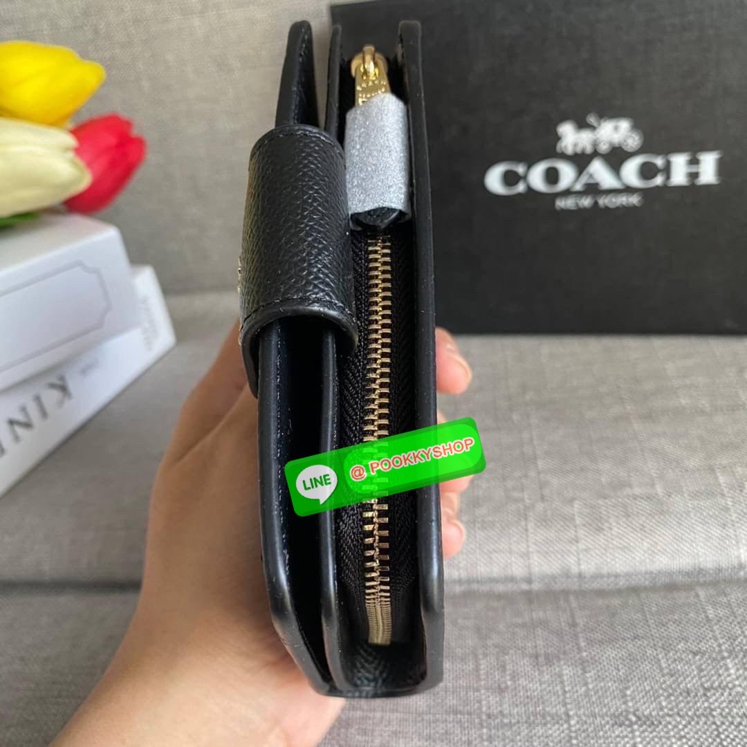 COACH 6390 MEDIUM CORNER ZIP WALLET กระเป๋าสตางค์ใบกลาง สีพื้นเรียบหรู วัสดุcrossgrain ภายในมีช่องใส่บัตรและธนบัตรได้ทุกชนิด มีช่องซิปใส่เหรียญ ขนาดกะทัดรัดพกพาง่าย คนชอบจัดระเบียบกระเป๋าสตางค์แนะนำเลยจ้า