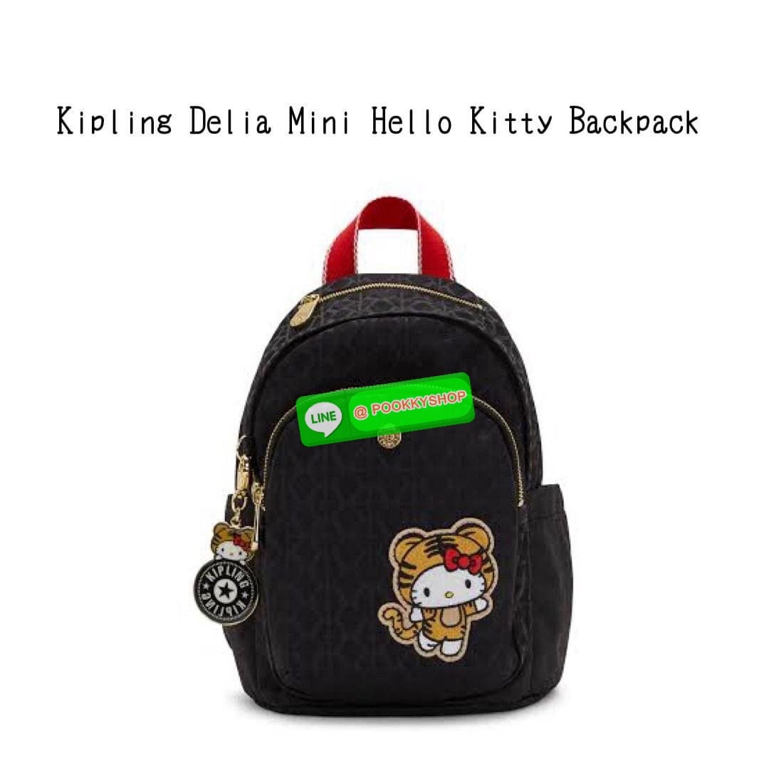 Mini Kipling Delia Mini Hello Kitty Backpack หากคุณกำลังตามหากระเป๋าเป้ที่มีขนาดกำลังดี ดีไซน์สวยเก๋ และโดดเด่นไม่ซ้ำใคร เราขอแนะนำกระเป๋ารุ่นนี้ที่เป็นการคอลแลปส์ระหว่าง 2 แบรนด์ มาพร้อมสีดำที่ทำจากวัสดุคุณภาพดี ทนทาน และป้องกันกระเป๋าเปื้อนง่าย ซึ่งนอกจ