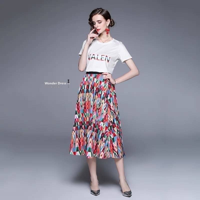 NEW ARRIVAL KOREA DESIGN BY WONDER DRESS สินค้าพร้อมส่งจร้า เซทเสื้อยืดกับกระโปรงสีสันสดใส ดีเทลเสื้อยืดแขนสั้นสีขาวสกรีนช่วงหน้าอก จับคู่มากับกระโปรงอัดพีสรอบตัวสีสันสวยงาม งานสวยดูดี สวมใส่ได้ตลอดเลยคะ