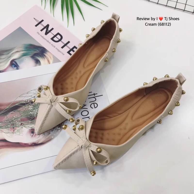 พร้อมส่ง สวยเกร๋มากอะเธ๊อออ !!! รองเท้าคัชชูนำเข้า รุ่นนี้หนังนิ่มมาก พื้นยางอย่างดี จับแมทกับชุดอะไรก็น่ารัก แถมพื้นบุนวมนิ่มใส่เบาเดินสบายไปอีก ใส่ได้ตลอด ของจริงงานดีสวยคุ้มเกินราคา ดีงามฝุดๆ ขนาดนรี้แนะนำเลยคร๊ะซิสส สั่งด่วนนนนเลยจร๊ะ