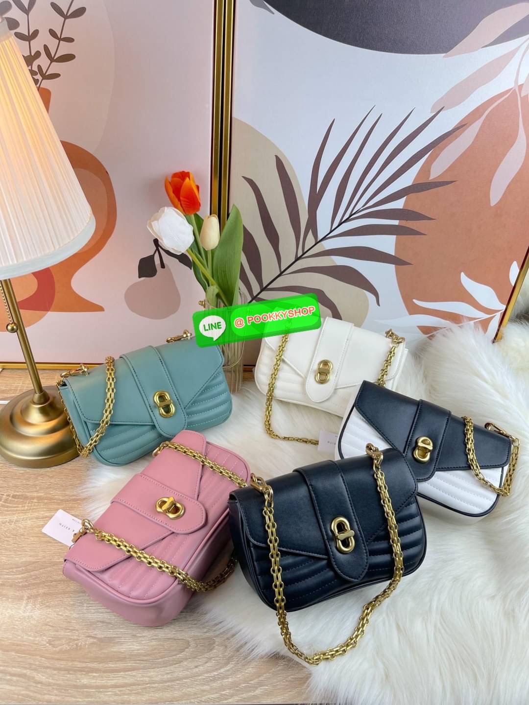 Charles & Keith Aubrielle Chain-Handle Panelled Crossbody Bag กระเป๋าสะพายข้างดีไซน์คลาสสิกขนาดกำลังพอเหมาะ ตัวกระเป๋าทำtextureลายนูนที่ด้านหน้าเพิ่มความโดดเด่น มาพร้อมสายสะพายโซ่สีทองหรูหราแบบคล้องแขน/คล้องไหล่และยังมีสายหนังสะพายยาวแบบปรับและถอดสายได้ ต