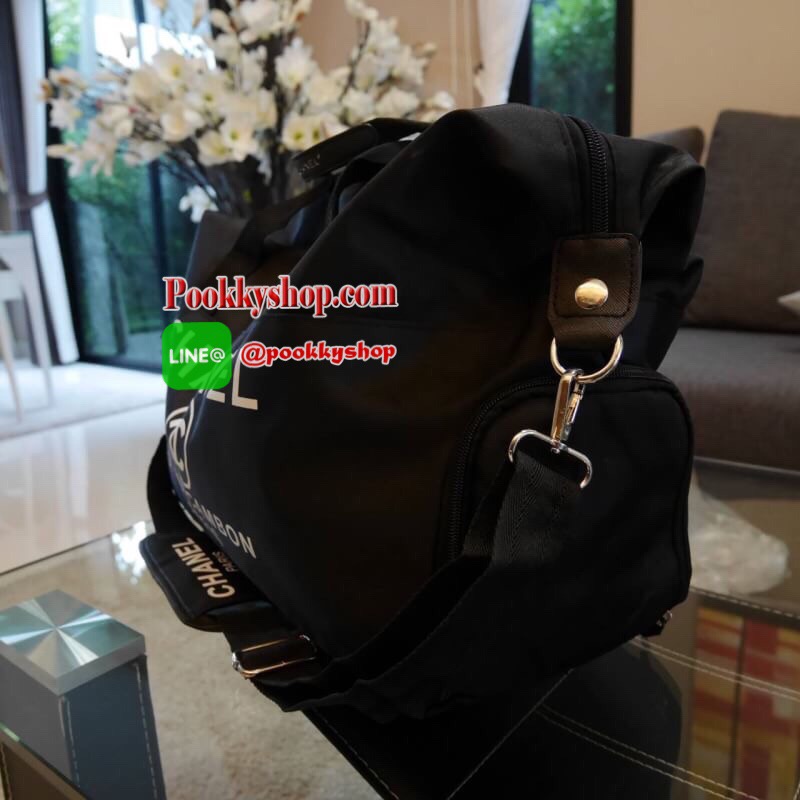 Must Have Now!!! กับ ไอเท็มที่ต้องมีติดตู้!! Chanel VIP Extra Large Tote/Duffle Bag กระเป๋าเดินทางแบบถือ ทรงยอดฮิต กันน้ำได้เต็มใบ 100% ด้านหน้าสกรีนโลโก้แบรนด์ เปิดปิดด้วยซิป ด้านในส่ของได้จุใจ มีช่องใส่ของเป็นสัดส่วน แถมมีช่องพิเศษใส่รองเท้าได้อีกด้วยคะ