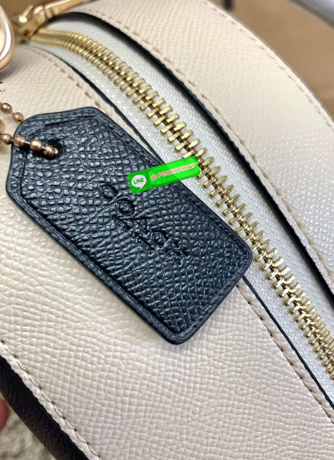 COACH JORDYN BACKPACK ((C2732//76623)) 🌹🌹ไม่มียังไงไหว ต้องบอกว่าน้องสวยมากๆค่า! กระเป๋าสะพายหลังแบบมีหูหิ้ว หนังแแท้ ลายหนังสวยน่าใช้มากค่ะ ด้านหน้ามีช่องซิปใส่มือถือหรือของจุกจิกลงไปได้ค่ะ เปิด-ปิดกระเป๋าแบบซิปคู่ห้อยหนัง ภายในกว้างใส่สั