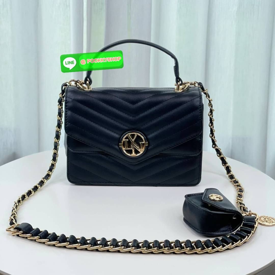 Lyn คอลใหม่ สายสะพายยาว สามารถถอดออกได้ ด้านในแบ่งเป็น 2 ช่องใช้งาน ฝากระเป๋าเปิดปิดด้วยกระดุมแม่เหล็ก