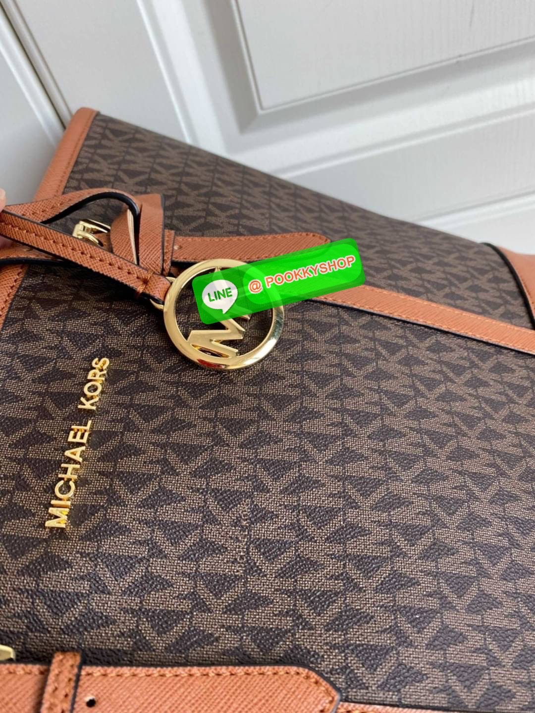 NEW ARRIVALS !! MICHEAL KORS TOTE BAG ของแท้ กระเป๋าสะพายทรง SHOPPING BAG หนัง PVC สวยหรูอยู่ทรง ด้านหน้าประดับโลโก้สีทองสวยหรูพร้อมห้อยพวงกุญแจ MK ภายในปิดเปิดด้วยซิปยาว มีช่องซิปและช่องเล็ก ซับในอย่างดีสกรีน กว้างและจุของได้เยอะมากค่ะ ใส่ ipad กระเป๋าสต