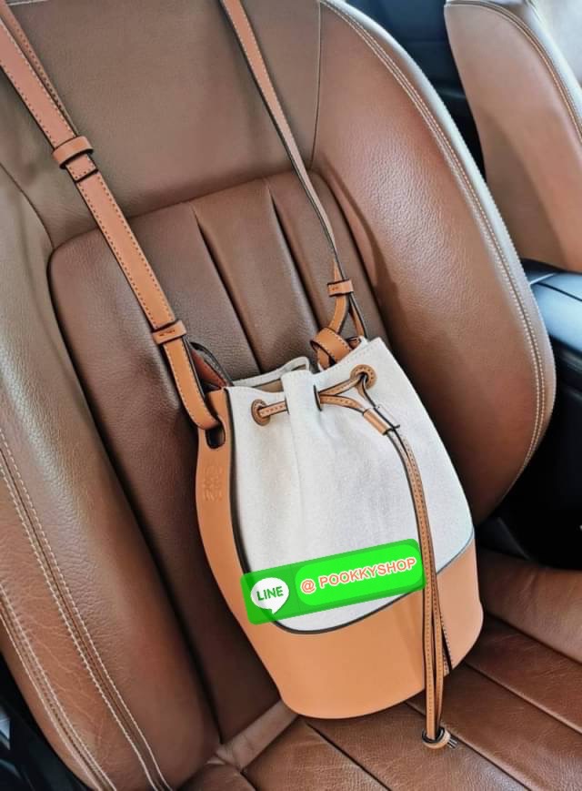 ✴️พร้อมส่งความสวย!✴️ NEW IN! LOEWE CROSSBODY BUCKET BAG GIFT WITH PURCHASE (GWP) กระเป๋าถือหรือสะพายพรีเมี่ยมกิ๊ฟ Limited Edition จาก LOEWE PERFUME DUTYFREE COUNTER วัสดุ Canvas & Leather calfskin ขนาดกำลังดี น้ำหนักเบา ภายในโล่งกว้างและจุ ส