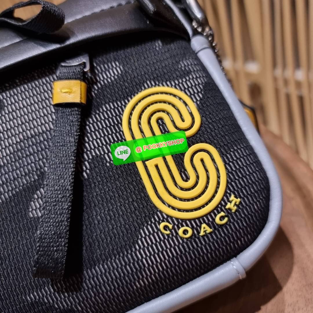 COACH 2373 EDGE CROSSBODY ความเท่ never die!! กระเป๋าครอสบอดี้ทรงยอดฮิต ที่หนุ่มๆไม่ควรพลาด รูปทรงดีไซน์คลาสสิค ใช้งานง่าย วัสดุหนังแท้สลับแคนวาส โดดเด่นด้วยลูกเล่นโทนสี ตัวกระเป๋ามีซิปหลัก และซิปด้านหน้า พร้อมช่องแยกด้านหลัง ใส่ของไปเลยเน้นๆ ใส่โทรศัพท์ม