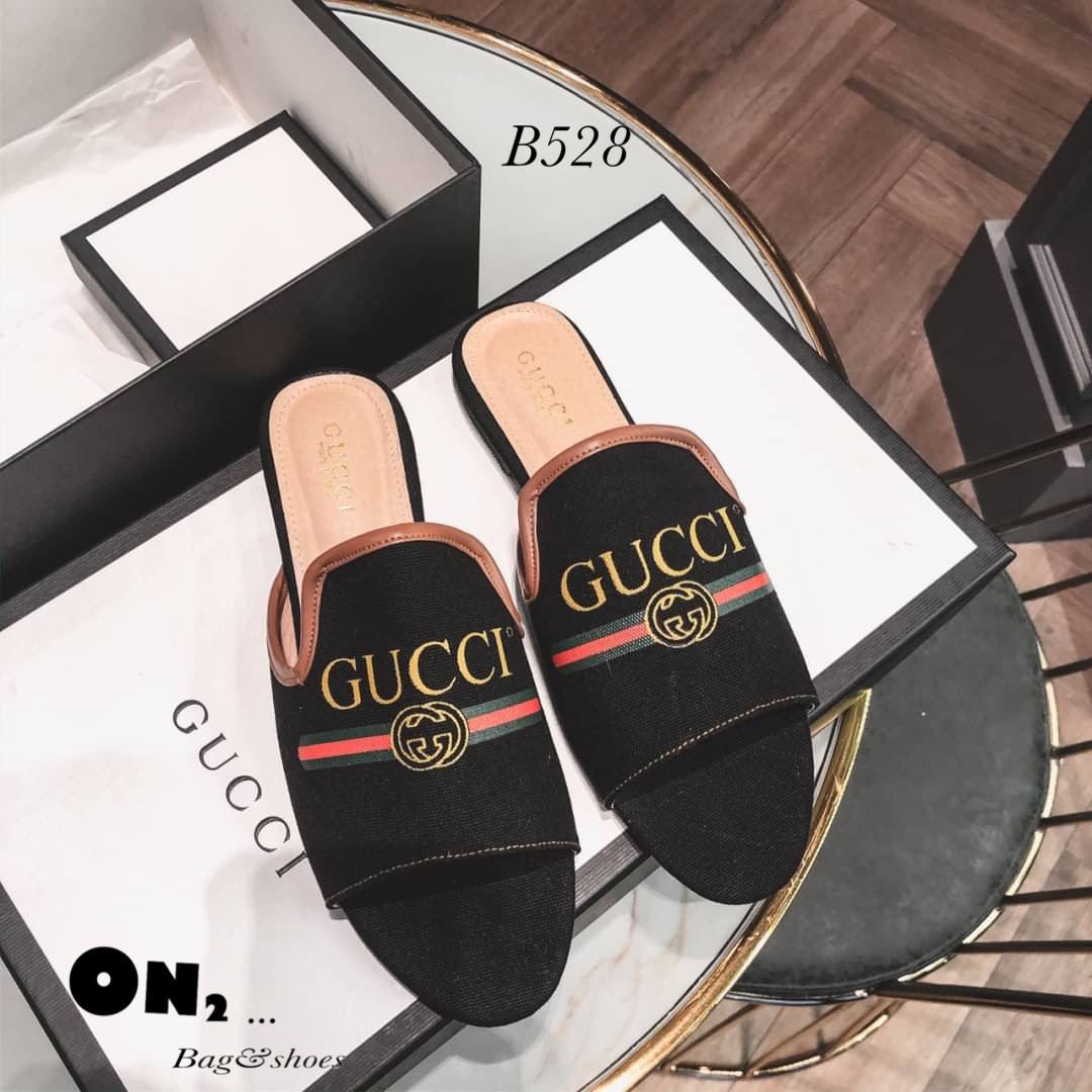 งานกุชชี่ style ผ้าแควาสสกรีน คาดเขียวแดงตามแบบออริจินอล ขายดีตลอดไม่มีเอ้าท์ เพราะงานใส่ง่ายสบาย สีพื้นเข้ากับทุกชุดคะ พร้อมส่ง2สี ตามแบบจ้า