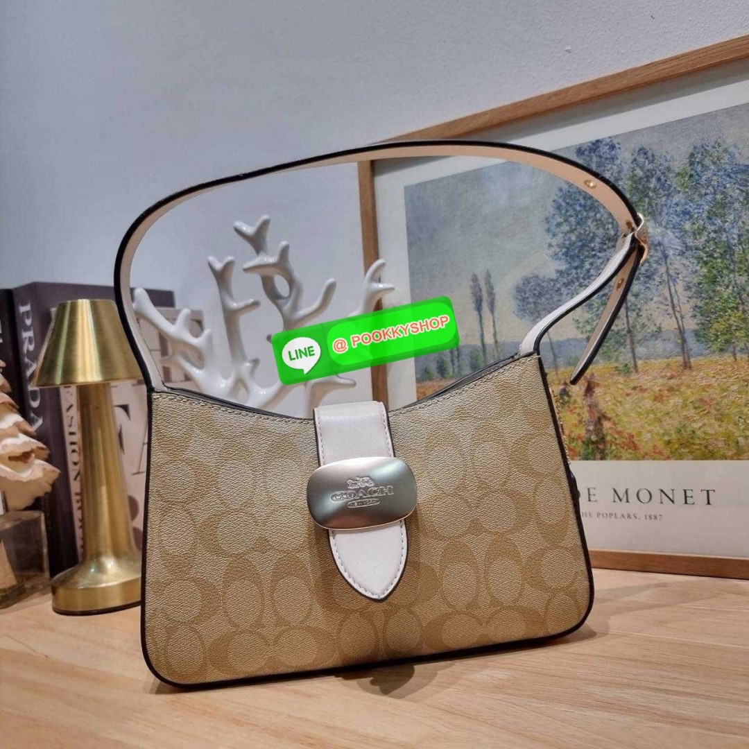 COACH CR533 ELIZA SHOULDER BAG 🔅 Details ใหม่ล่าสุด กระเป๋าสะพายไหล่ทรงโฮโบสุดหรู ดีไซน์โลโก้แบบใหม่และหรูหรายิ่งขึ้น คงความคลาสสิคและวินเทจ เปิด-ปิดด้วยสายคาดแบบกระดุมแม่เหล็ก ภายในเป็นช่องโล่ง แบ่งสัดส่วนไว้อย่างดี มีทั้งช่องใส่บัตร และช่องซิป ส