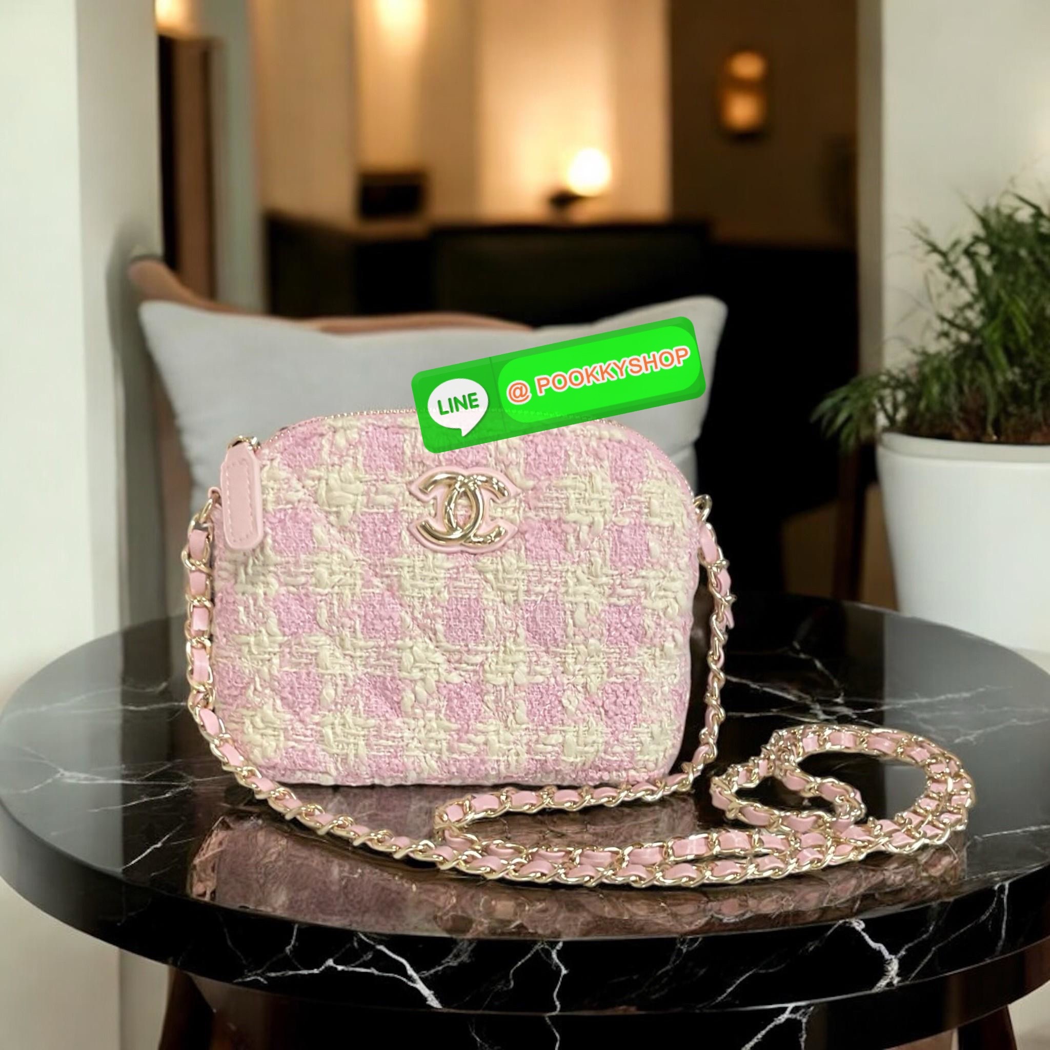 พร้อมส่งรุ่นใหม่! สายหวานมาแล้วกับกระเป๋าสะพายครอสบอดี้ CHANEL TWEET CROSSBODY WITH CHAIN BAG สินค้าสมนาคุณ ผ้าทวีตเต็มใบ ทรงสวยหรู ด้านหน้ามีโลโก้แบรนด์ CC สีทองหรู เปิดปิดด้วยซิป ด้านในใส่มือถือได้ทุกรุ่น ลิปสติก แบงค์พับ พร้อมช่องใส่บัตรหยิบได้สะดวก มา