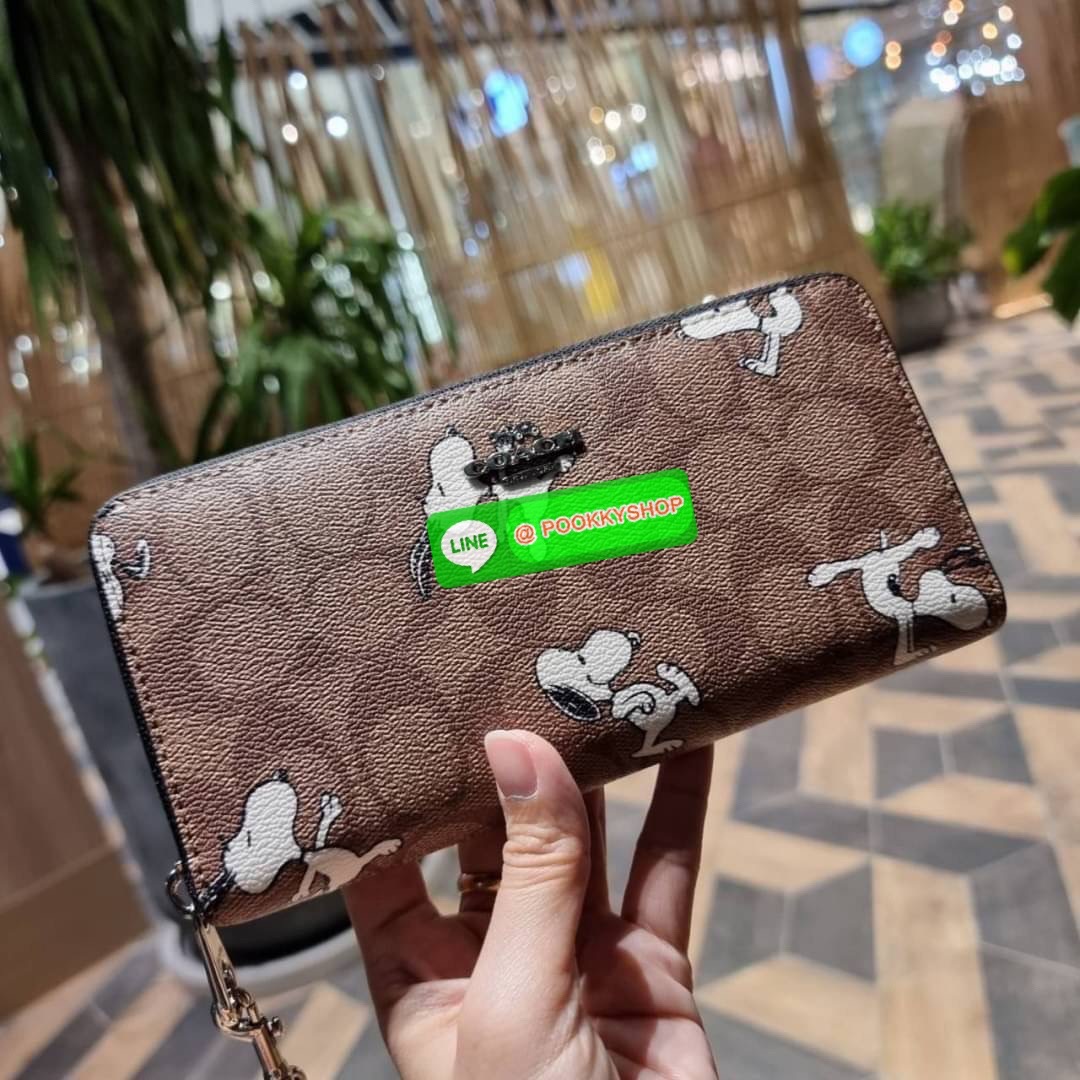 COACH C4596 COACH x PEANUT ACCORDION ZIP WALLET IN SIGNATURE CANVAS WITH SNOOPY PRINT คอลเลคชั่นใหม่ล่าสุด 2IN1 ไปอีก กระเป๋าสตางค์กึ่งคล้องมือ ลายสนูปพี น่ารักน่าใช้ สีคลาสสิค ใช้ได้ตลอดกาลไม่มีตกเทรนด์ วัสดุหนังแคนวาสเคลือบลาย มาพร้อมสายคล้องมือ ถอดออกไ