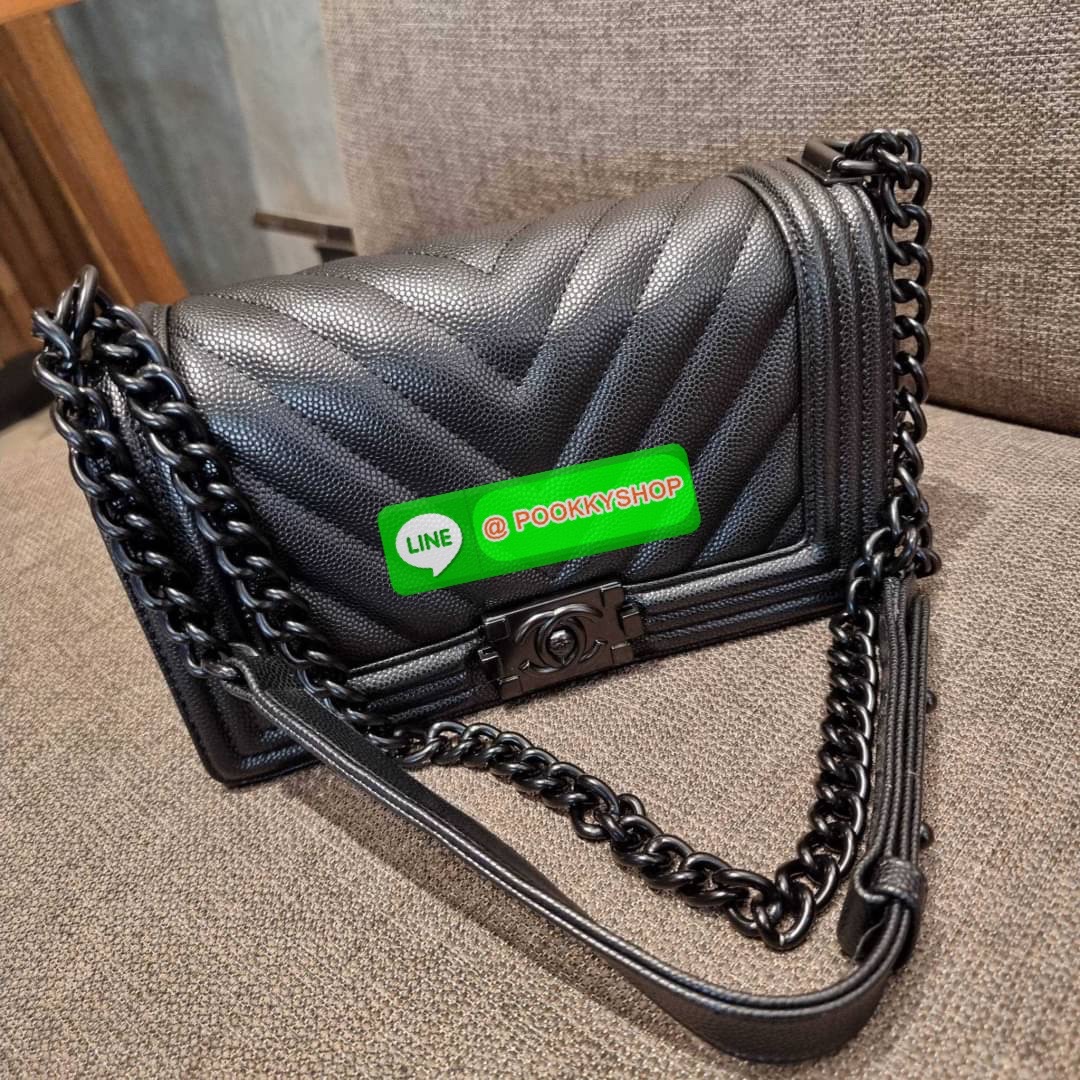 Chanel รุ่นสุดฮอต ดีไซน์อะไหล่ดำ เรียบหรูมากๆ!! วัสดุหนังลายคาร์เวีย ทรงคลาสสิคที่สาวๆห้ามพลาด!! ในราคาสุดจะคุ้มจากเคาน์เตอร์ dutyfree เปิด-ปิดกระเป๋าด้วยตัวล็อค ภายในโล่งกว้าง ไซส์ใหญ่ใส่ของได้เยอะ มีช่องแยกในกระเป๋า มาพร้อมสายสะพายโซ่สลับหนังรองบ่า (ถอด