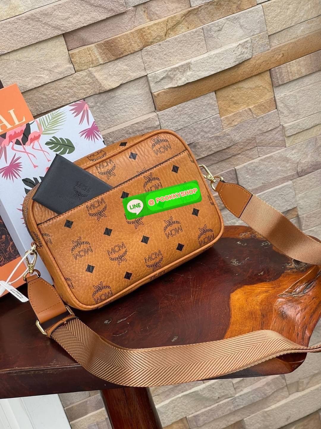 ð MCM KLASSIK CROSSBODY in Visetos( Small )āļāļĢāļ°āđāļāđāļēāļāļĢāļāļŠāļāļāļāļĩāđ Klassik āļāļĩāđāļĄāļĩāļĨāļąāļāļĐāļāļ°āļāļĢāļāļāļēāļĄāļāļ·āđāļ āļāļāļāđāļāļāļŠāđāļāļĨāđāļāļĨāļēāļŠāļŠāļīāļ āđāļāļĢāļāļŠāļĢāđāļēāļāļāļĢāļ°āđāļāđāļēāļāđāļģāļŦāļāļąāļāđāļāļēāļĄāļāļāļāļīāļŠāļĢāļ°āđāļŦāļāļ·āļāļāļąāđāļ āļāđāļēāđāļāđāļāļĨāļ·āļāļāļāļīāļ§āļĨāļēāļĒ Visetos āļāļąāļāđāļāđāļāđāļāļāļĨāļąāļāļĐāļāđāļāļāļmcm āđāļāļāļĩāđāļāļ·āļāđāļāļāđāļāļŠāļāļāļĢāļĩāđāđāļāļāđāļŪāļāļāđāļāļĢāļĩāļāļĩāđāļŠāļĄāļāļđāļĢāļāđāđāļāļāļāļĩ