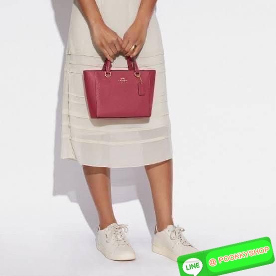 Coach Alice Satchel In Signature Canvas ( coach ca224) กระเป๋าสะพายข้าง ดีไซต์จากแบรนด์เรียบหรู สะพายได้ทุกโอกาส วัสดุหนังแท้ หูจับและสายหนังแท้ เปิดปิดด้วยซิป ภายในกระเป๋าช่องโล่ง ใส่ของได้เยอะ มีช่องเล็ก 1 ช่อง ซับในผ้า มีฐานรอง สายถอดได้ สามารถสะพายไหล