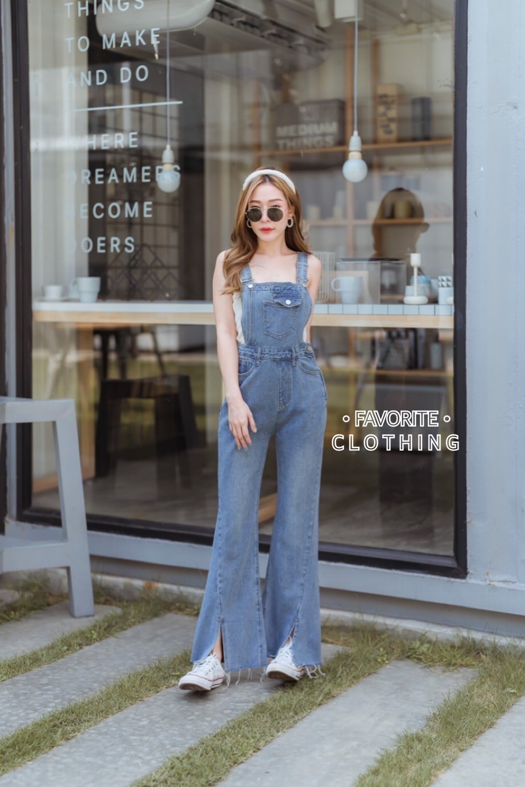 จั๊มสูทแฟชั่น เอี๊ยมยีนส์ขายาว แต่งผ่าปลายขา งานผ้ายีนส์ฟอกเนื้อดี มีซิปข้างกางเกงใส่ง่าย