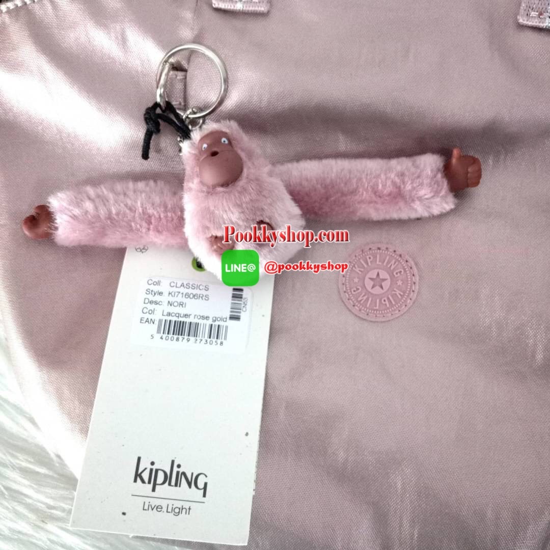 KILING NORI Handbag & Shoulder bag กระเป๋าถือหรือสะพายขนาดกลาง ทำจากวัสดุ ผ้า Nylonเคลือบ+Polyester น้ำหนักเบา จุดเด่นที่ช่องหลักมีขนาดใหญ่ พร้อมช่องซิปแยกย่อย สามารถใส่สัมภาระได้เยอะ มาพร้อมสายสะพายยาว สามารถปรับระดับได้ตามความต้องการ มีพวงกุญแจลิงห้อยตา