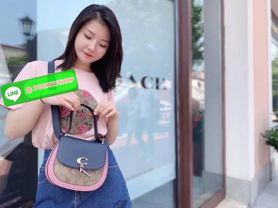 COACH REMI SADDLE BAG IN COLORBLOCK ((1330)) พร้อมส่งที่ไทยอีกครั้ง! กระเป๋าสะพายข้าง//ครอสบอดี้ร์//หรือทบเป็นสายคู่สะพายไหล่ได้ค่ะ แล้วแต่ชอบเลยค่ะ! วัสดุหนังแท้ ลายหนังสวยมากๆค่ะรุ่นนี้ หลงรักแน่นอน💋 🎀ด้านหน้ามีอะไหล่โลโก้ตัวC มีพู่ห้อยน