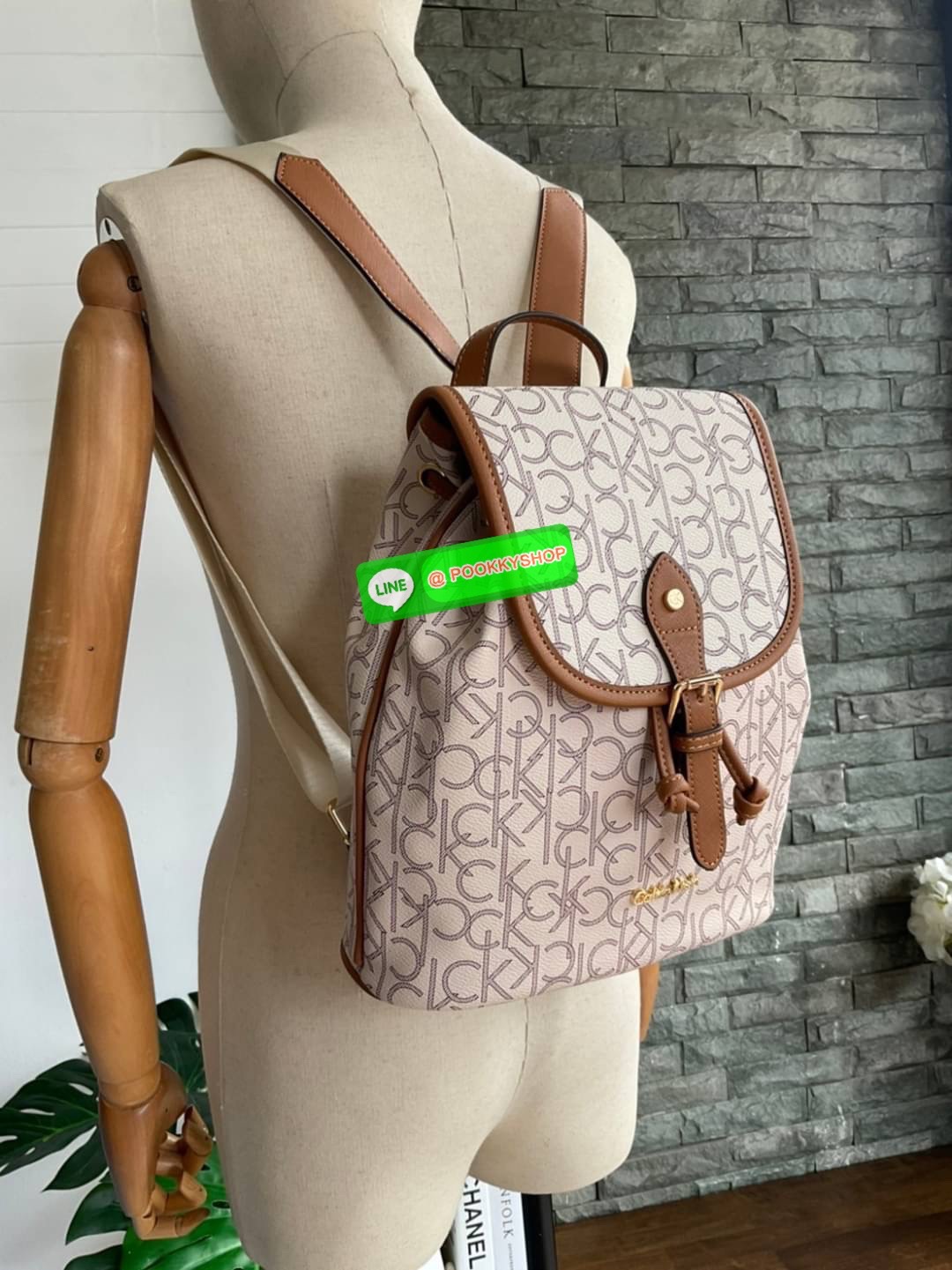 Calvin Klein Monogram Backpack Must Have!! 💕เป็นอีกหนึ่งรุ่นของมันต้องมี สวยหรูดูแพงมาก สำหรับรุ่นนี้ และมีฟังชั่นช่องการใช้งานที่น่าใช้ที่สุด!!! 💕 กระเป๋าสะพายเป้รุ่นใหม่ชนช้อป รุ่นยอดนิยม วัสดุ PVC คุณภาพดี หนังนิ่มสวย ฐานกระเป๋าแข็ง ตั้