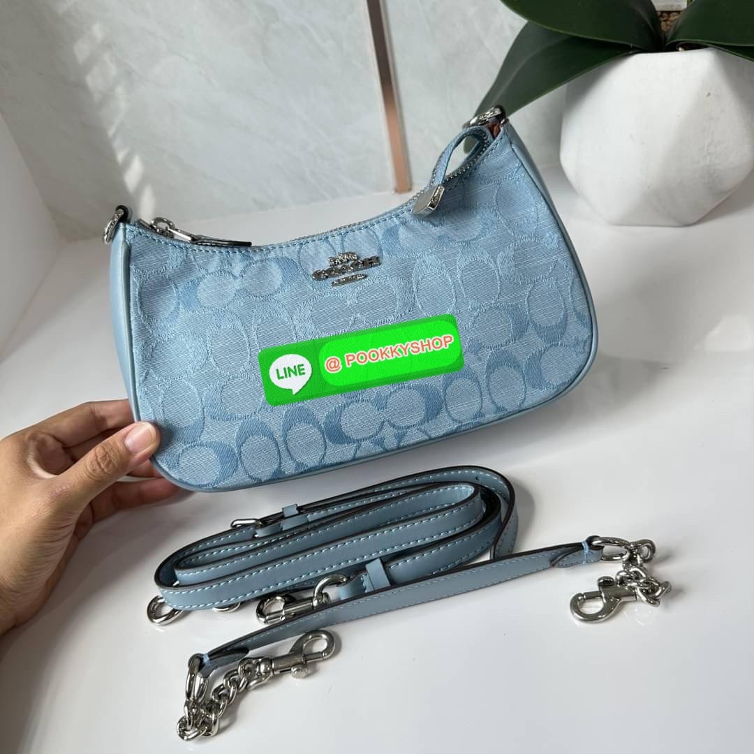 COACH TERI SHOULDER BAG IN SIGNATURE CHAMBRAY ( CH139) กระเป๋าทรงพอช ดีไซน์สุดหรูวัสดุผ้า jacquard ทอลายแบรนด์ ซับในผ้า มาพร้อมสายสะพาย 2 เส้นสามารถถอดได้ เปิด-ปิดด้วยซิป ด้านในช่องโล่งกว้างมีช่องใส่บัตรเครดิต 2 ช่อง ใส่โทรศัพท์มือถือได้ทุกรุ่น ใส่กระเป๋า