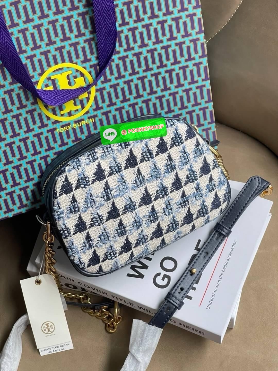 Tory burch kira chevron tweed small camera bag สาว ๆ ลุคคุณหนูไม่ควรพลาด Collection นี้เลยนะคะ เพราะ Kira Chevron เป็นรุ่นที่ตอบโจทย์และครองใจสาว ๆ ได้อย่างแท้จริง ลวดลายบนกระเป๋าแบบกราฟฟิคมีเท็กเจอร์ ทำให้กระเป๋าดูมีราคามากยิ่งขึ้น มาพร้อมกับโลโก้ Double
