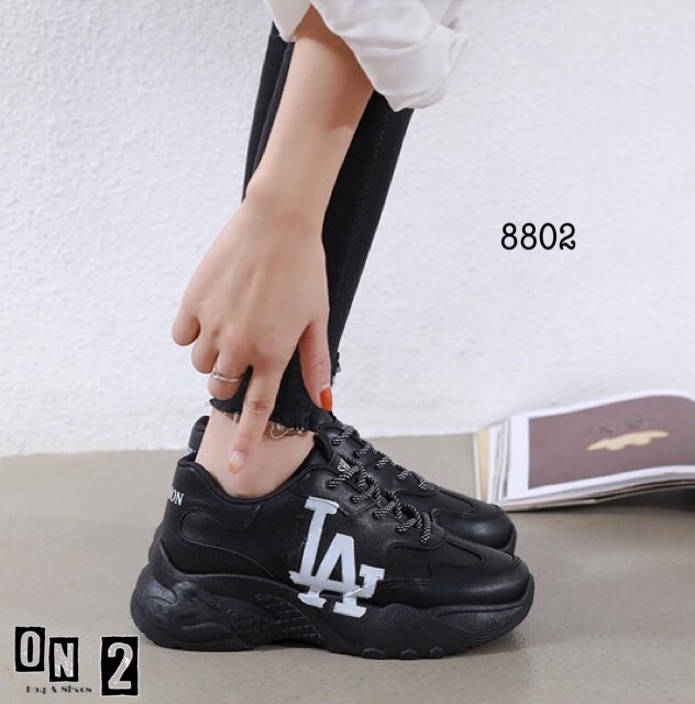 LA sneaker ผ้าใบหนังสไตล์แบรนด์ ทรงสวย คู่นี้ใช้วัสดุอย่างดีค่ะ ทรงสวยน่ารักมาก พร้อมส่ง 4 สี วันหยุดยาวนี้ มี รองเท้าใส่เที่ยวหรือยังค่ะ ถ้ายังแนะนำเลย ใส่เที่ยว ตวจ. หรือ ตปท.ก็สวยค่าาาา