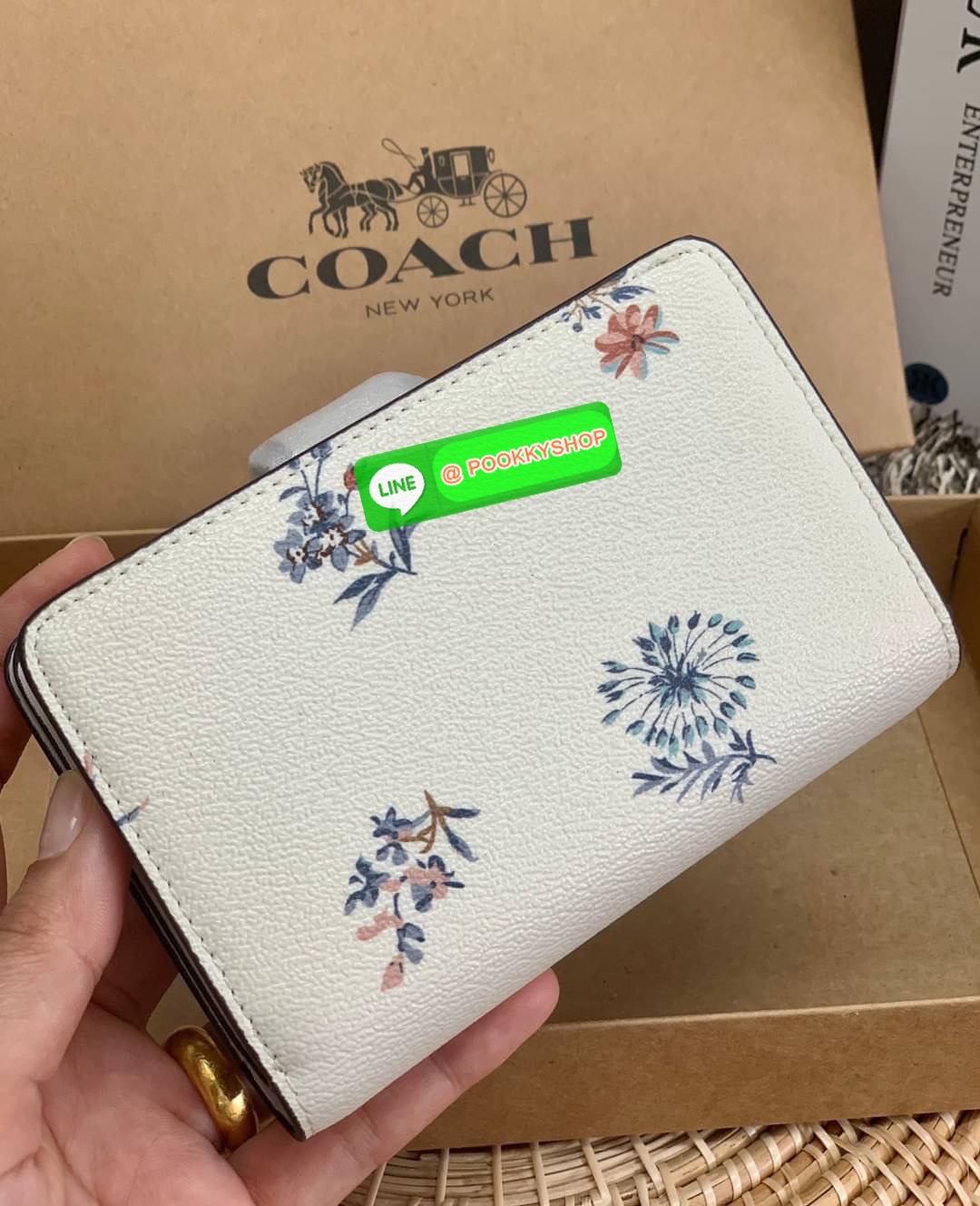 COACH MEDIUM CORNER ZIP WALLET WITH DANDELION FLORAL PRINT ((2855)) พร้อมส่งความสวย แถมความหมายดีด้วยค่ะ! กระเป๋าเงินใบกลาง ลายดอก Dandeloin ทั้งใบสวยงามมากๆนะคะ มีช่องใส่ธนบัตรหนึ่งช่อง;ช่องใส่บัตรได้ถึง10ช่อง;และช่องซิปสำหรับใส่เหรียญอีกหนึ่งช่องค่ะ &#x