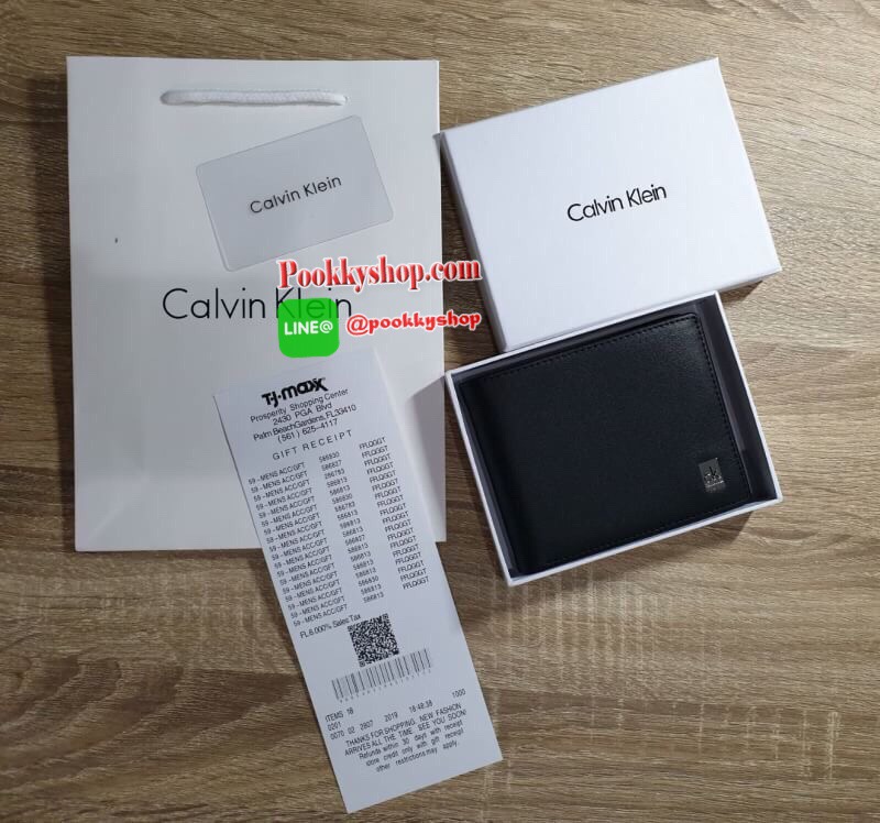 New arrival!!! พร้อมส่ง Calvin Klein Wallet กระเป๋าสตางค์แบบพับ 2 ตอนสำหรับผู้ชาย ตัวกระเป๋าทำจากหนังเรียบหรู ด้านหน้าติดโลหะปั๊มแบรนด์มุมล่างขวา ด้านในมีช่องใส่บัตร ใส่ธนบัตรแยกเป็นสัดส่วนและมีช่องใส่เหรียญ ไม่ว่าจะใช้เองหรือเป็นของขวัญก็คุ้มค่าน่าใช้มาก