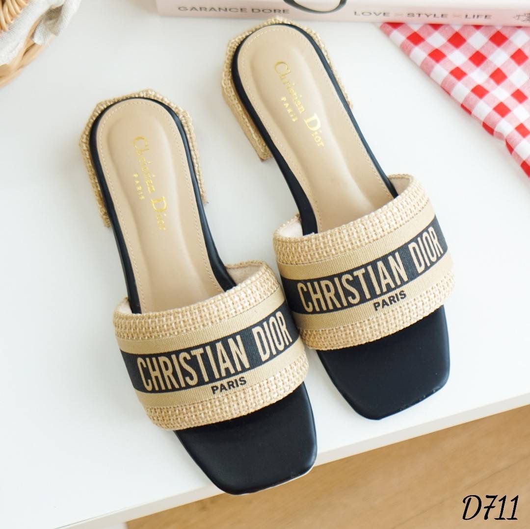 พร้อมส่ง รองเท้าทรงสวม งานส้นสูง1นิ้ว แบบสวยมาก ดีไซน์เก๋ ผลิตจากผ้าทอกระสอบตัดต่อหนังนิ่ม หน้าสกรีนลายชัด พื้นนิ่ม ทรงสวยเก็บหน้าเท้าได้ดี สาวๆหน้าเท้ากว้างสามารถใส่ได้ บริเวณสวมด้านในซับนวมนิ่มอีกชั้น ขอบอกเลยว่า เวลาใส่ สัมผัสนิ่มสุดเลยค๊า