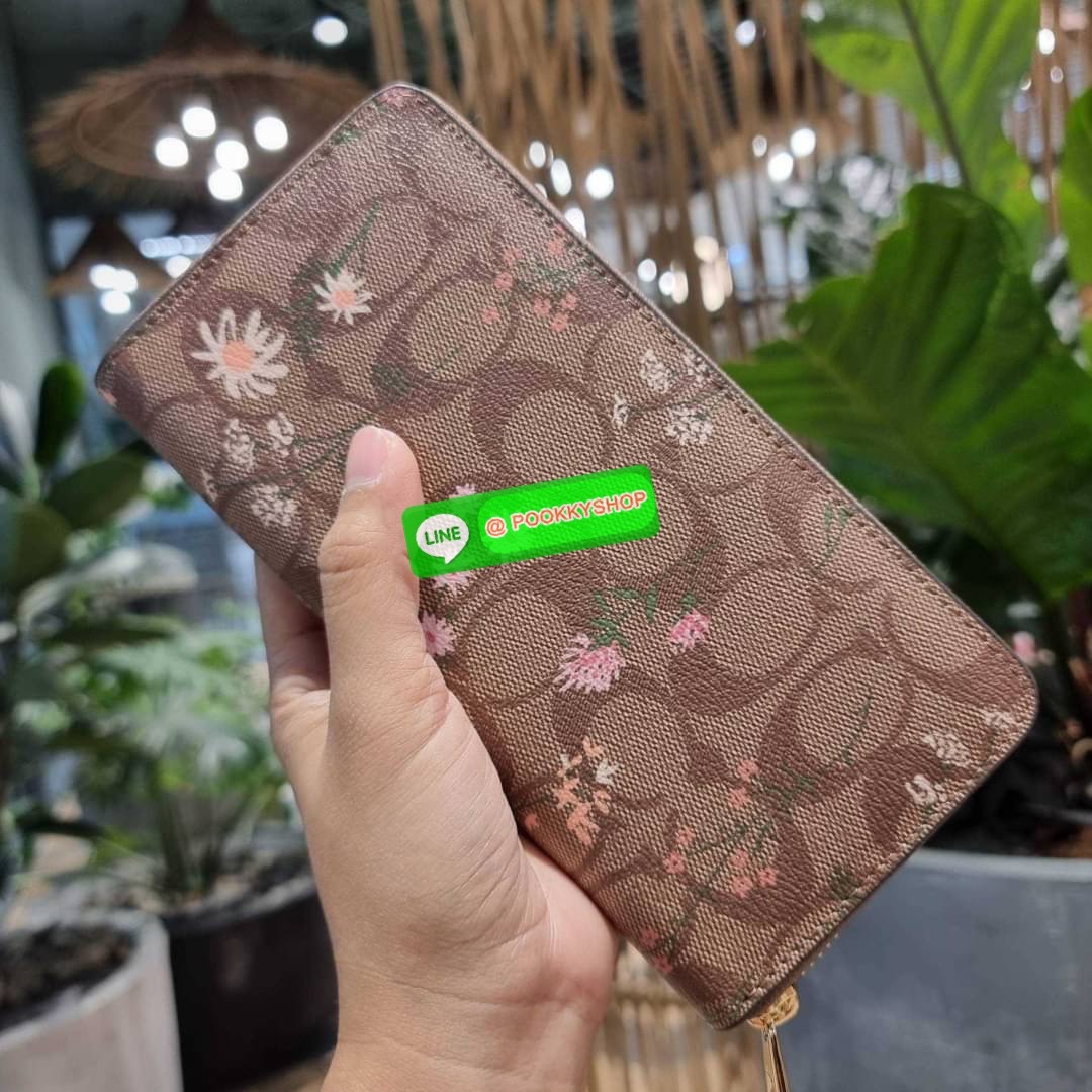 COACH C8736 LONG ZIP AROUND WALLET IN SIGNATURE CANVAS WITH WILDFLOWER PRINT น้องน่ารัก คอลใหม่ล่าสุด กระเป๋าสตางค์ใบยาวกึ่งคล้องมือ รุ่นขายดี มาในดีไซน์สุดคิ้วท์ น่าใช้!! วัสดุหนังแคนวาสเคลือบลาย มาพร้อมสายคล้องมือ ถอดออกได้ ภายในใส่บัตรได้เยอะ มีช่องซิป