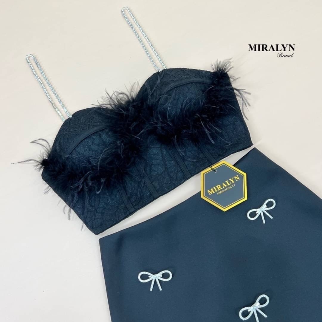 ชุดเซทแฟชั่น Set เสื้อสายเดี่ยวแต่งเพชรเม็ดใหญ่ช่วงอกแต่งขนนกงานแน่นมาก กระโปรงทรงสุดน่ารักมีเข็มกลัดโบว์