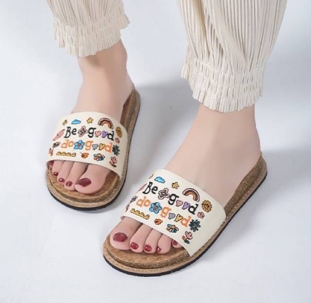 พร้อมส่ง👠👠รองเท้าแตะสวม ผ้ายีนส์ปักสวยๆ พื้นดีมากกก น้ำหนักเบา งานใส่สบาย ไม่เจ็บเท้า