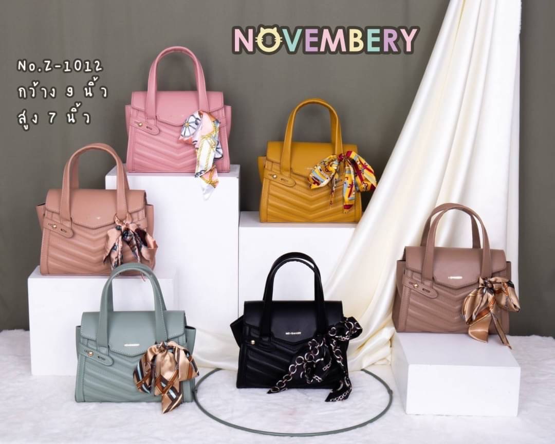 NOVEMBERY BAGS New Arrival !!! พร้อมส่ง Novembery Bags เรียบหรู ทรงโมเดิร์น เก๋ไก๋ทันสมัย !!! หนัง PU สวย ดีเทลงานรูปตัววี มีเข็มขัดด้านข้าง โลโก้แบรนด์อะไหล่ทองเป๊ะทุกจุด มาพร้อมหูจับทนทานแข็งเเรง แถมฟรีผ้าพันหูกระเป๋า ทุกใบ ด้านในมี 1 ช่องใช้งาน มีหลายส