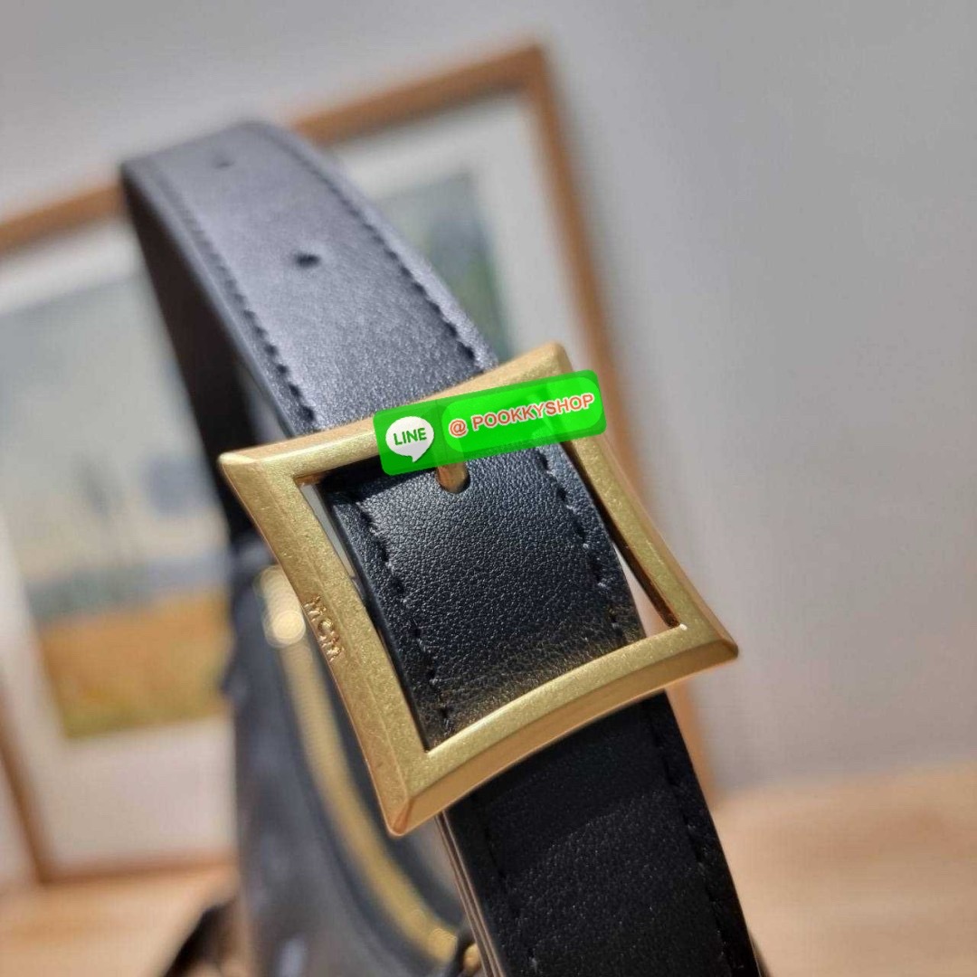 MCM AREN HOBO IN VISETOS 🔆 Details ฮอตฉ่ำมาก! กับกระเป๋าสะพายทรงโฮโบ ทรงสวยมาก ขนาดกำลังดี จุของได้เยอะ ใช้งานสะดวกด้วยการรูดซิป พิเศษแถมพวงหนังและชุดกุญแจล็อคมาให้ด้วย ถอดออกได้ นำไปใช้กับกระเป๋าใบอื่นได้ด้วย ภายในโล่งกว้าง ใส่ของสำคัญได้อย่างครบ