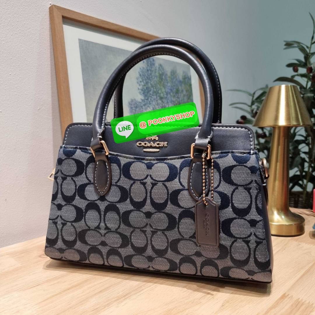 COACH CH503 MINI DARCIE CARRYALL IN BLOCKED SIGNATURE CANVAS คอลเลคชั่นใหม่ กระเป๋าสะพายทรงถัง ไซส์มินิ ดีไซน์ออกมาดูหรูมาก วัสดุหนังแคนวาสเคลือบผิว สวย คลาสสิค มาพร้อมสายสะพายข้างและหูหิ้วในตัว ถอดออกถือคล้องแขนเก๋ๆ หรูๆยังได้ ภายในเป็นช่องโล่ง แบ่งสัดส่