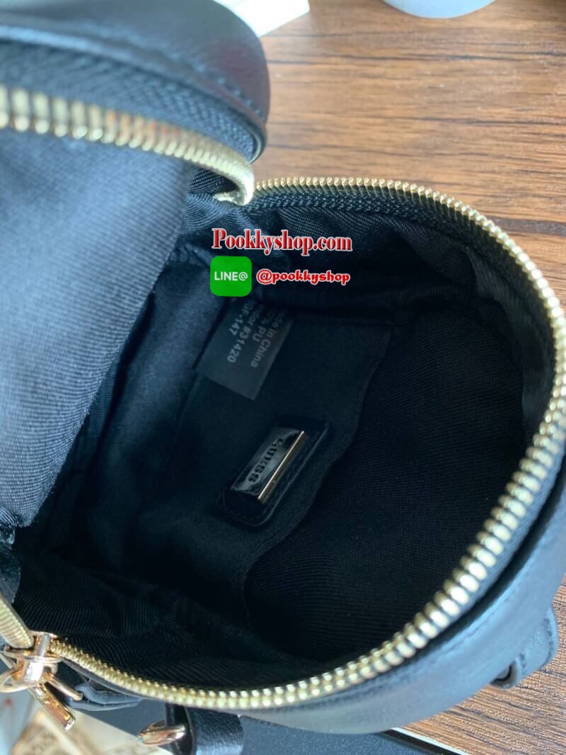 GUESS Factory Women's Evan Mini Crossbody กระเป๋าสะพายใบเล็กสุดน่ารักจาก guess มาแล้วค่า ไอเท็มสุดน่ารัก วัสดุทำจาก pu สกรีนลายสุดน่ารัก ด้านหน้ามีโลโก้ มีพวงกุญแจสวยเก๋ สายสะพายมีสายโซ่สลับหนังปรับได้ 5 ระดับ ด้านบนมีหูหิ้วจับถนัดมือ กระเป๋ามี 1 ช่อ