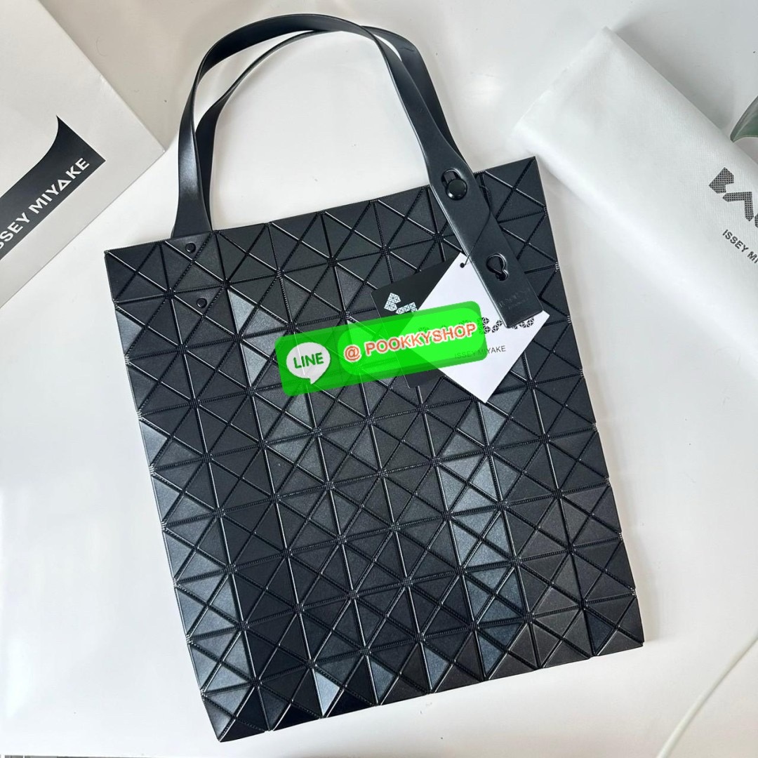 BAO BAO PRISM PLUS Handbag (Large) 🔖กระเป๋าถือจากแบรนด์ BAO BAO ISSEY MIYAKE ดีไซน์คลาสสิกทรงสี่เหลี่ยม มาพร้อมลวดลายสามเหลี่ยมที่มีมิติ 🔖วัสดุ: โพลีเอสเตอร์ ผสมหนัง 🔖 ปากกระเป๋าเปิด ซับในเป็นไนลอน มีช่องกระเป๋าด้านในและหูหิ้วกระเป