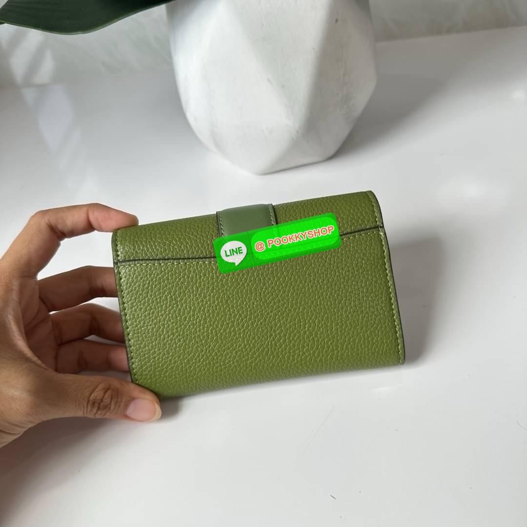 Coach Medium Grace Wallet (Cl421) 🔖กระเป๋าสุดหรูใบกลาง ขนาดกำลังดีกระทัดรัด 🔖วัสดุ : pebble leather 🔖ภายในมีช่องใบบัตรเครดิต 6 ช่อง มีช่องใส่เหรียญแยก สามารถใส่ธนบัตรแบงค์พันได้คะ