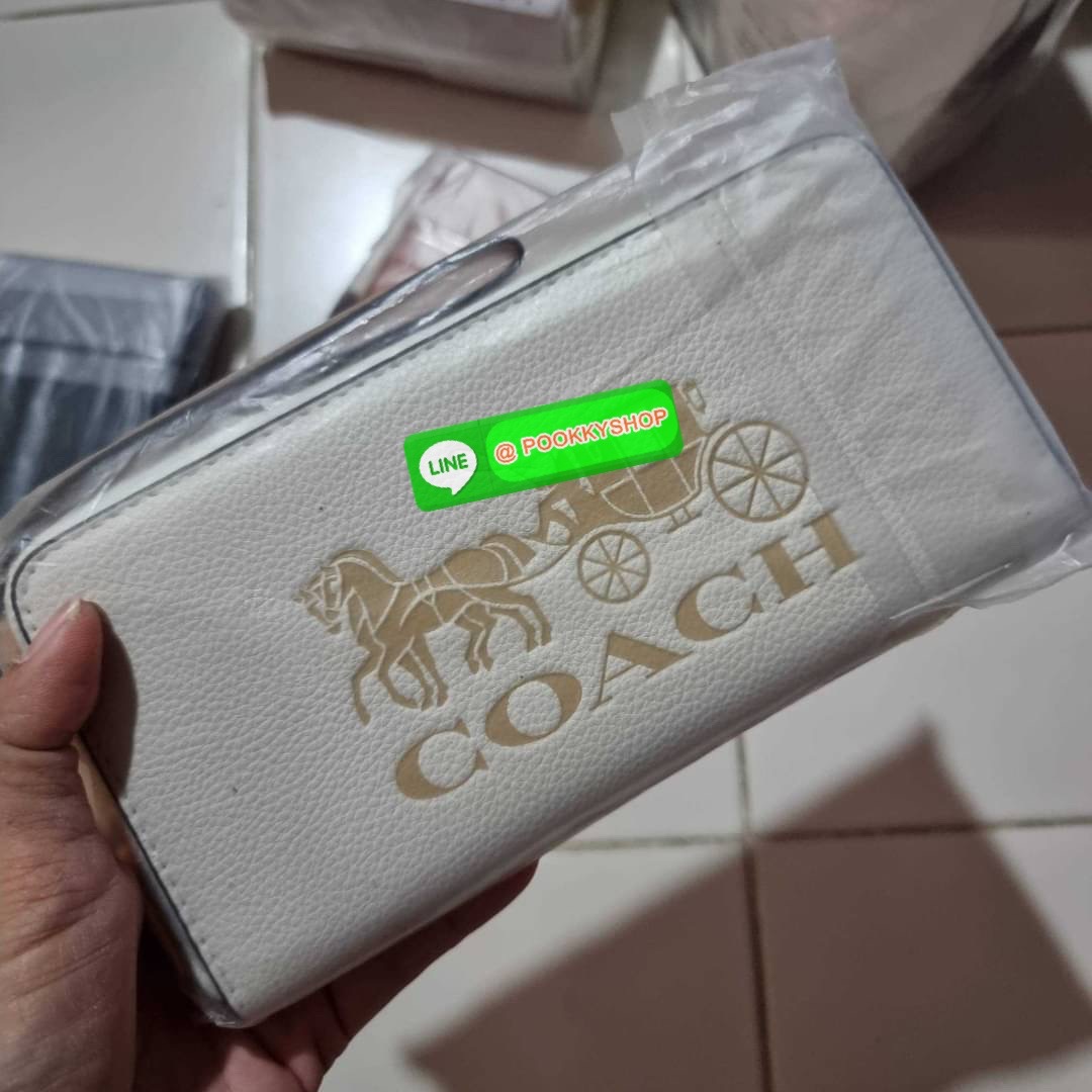 COACH C3548 LONG ZIP AROUND WALLET WITH HORSE AND CARRIAGE พร้อมเสิร์ฟความหรู กับคอลใหม่ สีสวย ผู้ดีขับผิวมาก กระเป๋าสตางค์ใบยาวกึ่งคล้องมือ เรียบหรู โดดเด่นด้วยโลโก้เอกลักษณ์ วัสดุหนัง pepble ทนทาน มาพร้อมสายคล้องมือ ถอดออกได้ ภายในใส่บัตรได้เยอะ มีช่องซ