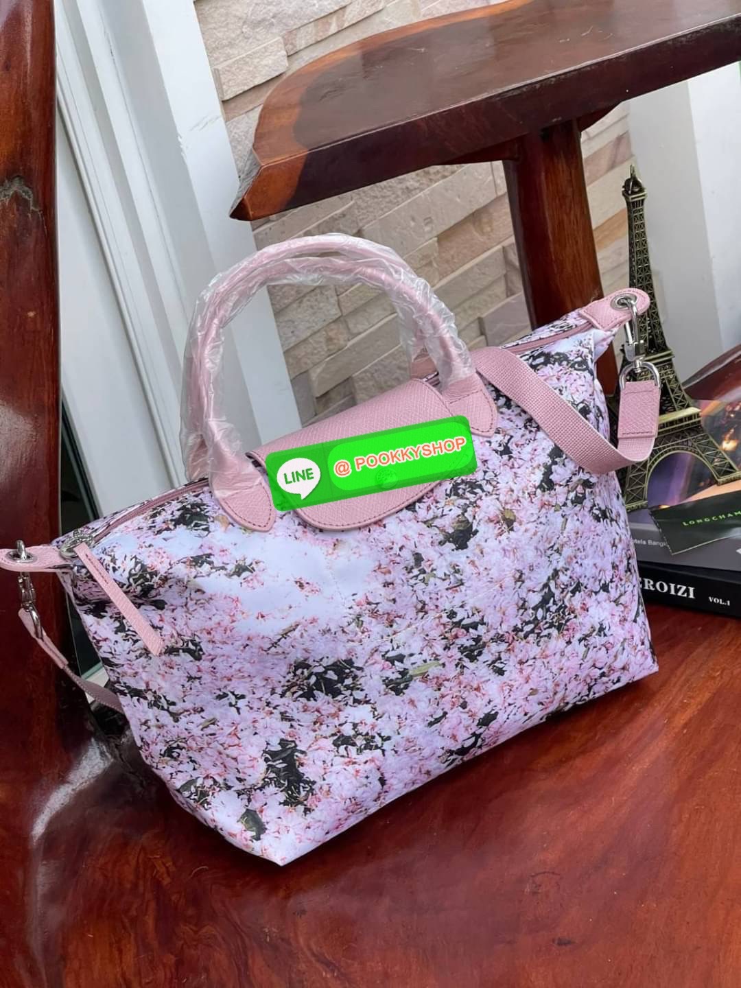 Longchamp LE PLIAGE PRINTEMPS/ÉTÉ 2021 TOP HANDLE BAG พบกับคอลเลคชั่นใหม่ล่าสุด ต้อนรับฤดูใบไม้ผลิ มีดีไซน์ที่เรียบหรูและคลาสสิก แฝงด้วยลูกเล่นแบบเฟมินีน แถมยังมีน้ำหนักเบาอย่างไม่น่าเชื่อ มาพร้อมกับหูจับกระเป๋าคู่และฝาปิดแบบกระดุม กระเป๋าถือใบนี้สามารถใช