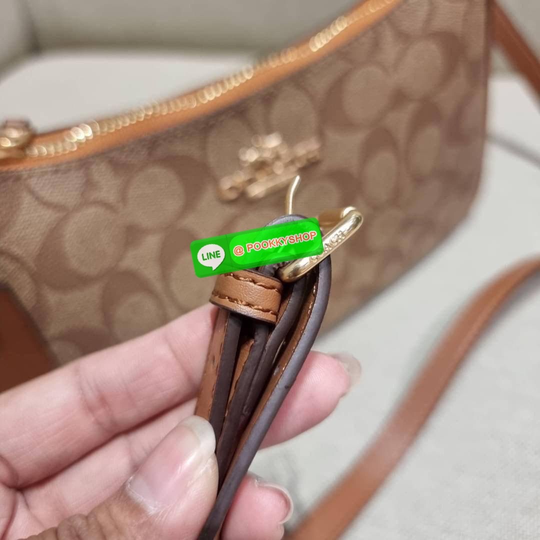 COACH CA548 TERI SHOULDER BAG IN SIGNATURE CANVAS คอลเลคชั่นใหม่ล่าสุด ที่สาวๆรอคอย กระเป๋าสะพายไหล่กึ่งทรงพอช พร้อมเสิร์ฟความสวยถึงบ้านไปเลยก่อนใคร แบบไม่ต้องพรีฯ ด้วยดีไซน์คลาสสิคที่แอบแฝงความเรียบหรู มาพร้อมสายสะพาย 2 เส้น เป็นสายโซ่คล้องแขนและสายสะพาย