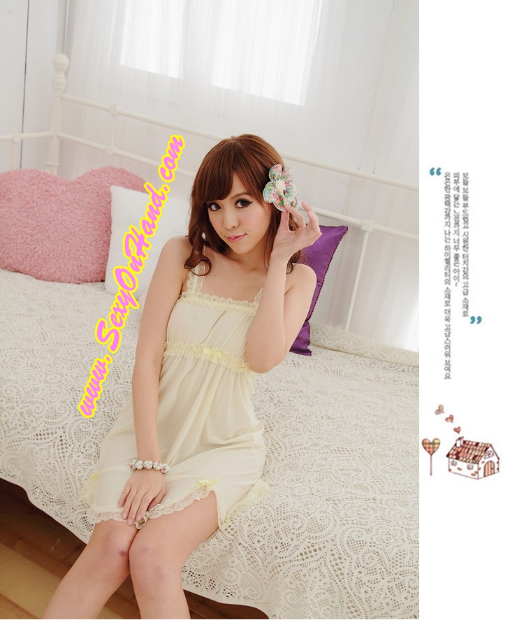ชุดนอน คุณหนู ขุดนอนกระโปรง ชุดนอนสายเดี่ยวแฟชั่น สีเหลืองอ่อน เนื้อผ้ายืด Cottonผสม สเปนเด็กซ์ (Spandex) อย่างดี แบบชุดน่ารัก ใสๆหวานๆ แต่งเว้าชายพร้อมติดขอบระบาย เนื้อผ้ามีน้ำหนัก ทิ้งตัว นุ่มลื่น สวมใส่เย็นสบาย แบบชุดคุณหนูลุคหวานมากๆเลยคะ