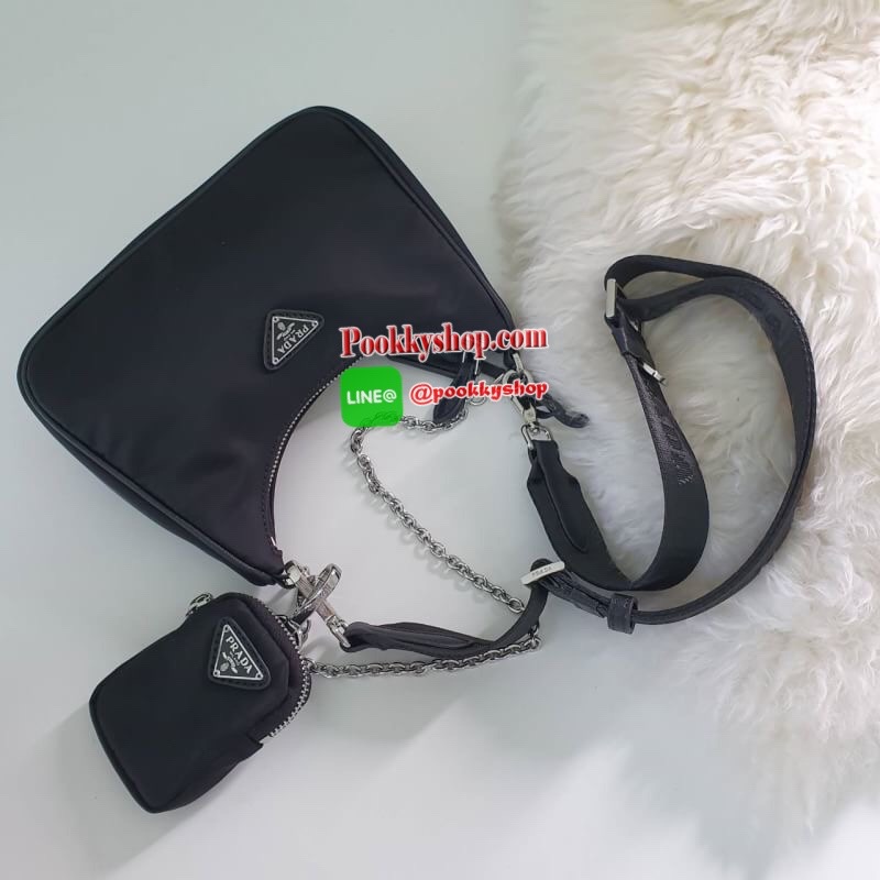 พร้อมส่งรุ่นใหม่ กำลังมาแรงมากค่ะ กับแบรนด์ PRADA ใบเดียวคุ้มมากค่ะ อุปกรณ์ ครบชุด ซื้อ1ได้ถึง3ไอเท็ม ทั้งสายยาว และกระเป๋าใส่เหรียญ และป้ายแท็คหนัง อย่างดี อะไหล่ปั้มแบรนด์แท้ทุกจุด วัสดุทำจากผ้า Nylon อย่างดี กันน้ำได้ อยู่ทรงสวย สามารถใส่กระเป๋าตังค์ใบ