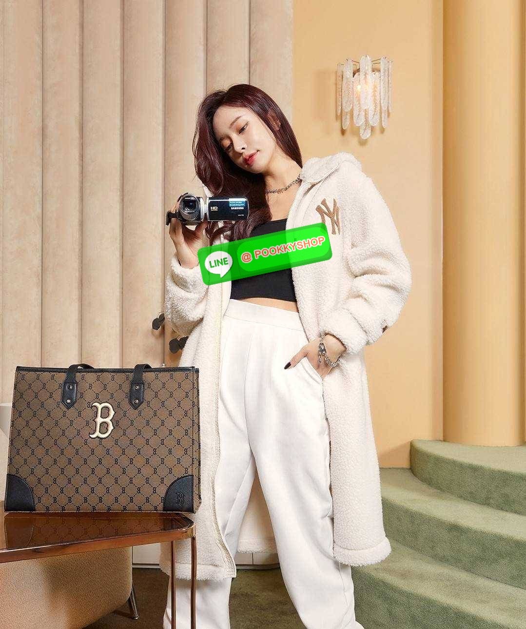 MLB MONOGRAM TOTE BAG กระเป๋าทรงโท้ท ใบใหญ่จุคุ้ม ที่มีกิมมิคไม่เหมือนใคร ด้วยดีไซน์ลวดลายโมโนแกรมเอกลักษณ์ ปั๊มลงบนผ้าแคนวาสและหนัง pu คุณภาพดี สวยคม ปากกระเป๋ามีอะไหล่เกี่ยวกันของหล่นได้ มาพร้อมสายสะพายในตัว ภายในโล่งกว้างมาก ใส่ของสำคัญได้แบบไร้กังวล ห