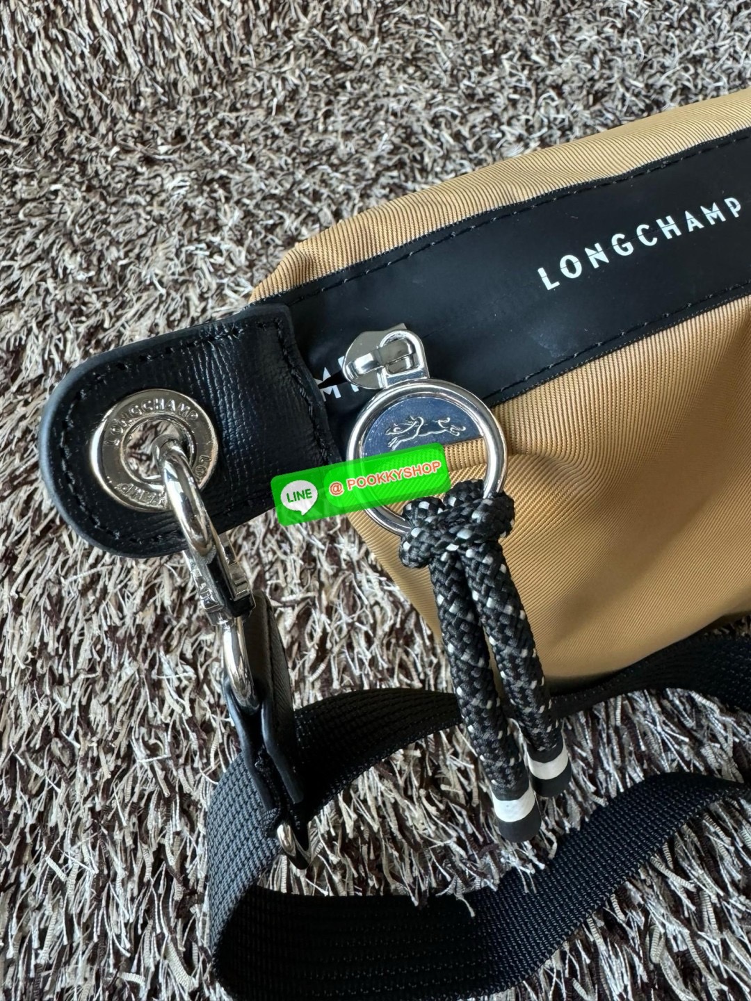 Longchamp LE PLIAGE ENERGY M YOGA BAG คอลเลกชั่นสุดเก๋ของ Longchamp ที่ซึ่งเป็นอีกหนึ่งแฟชั่นมาบรรจบกับกีฬา ออกแบบด้วยรูปแบบการเคลื่อนไหว ประสิทธิภาพ และความทนทานที่หลากหลาย ผลิตด้วยผ้าโพลีเอไมด์รีไซเคิลที่ผ่านการรับรอง ECONYL หัวซิปกันน้ำ มีให้เลือกหลายส