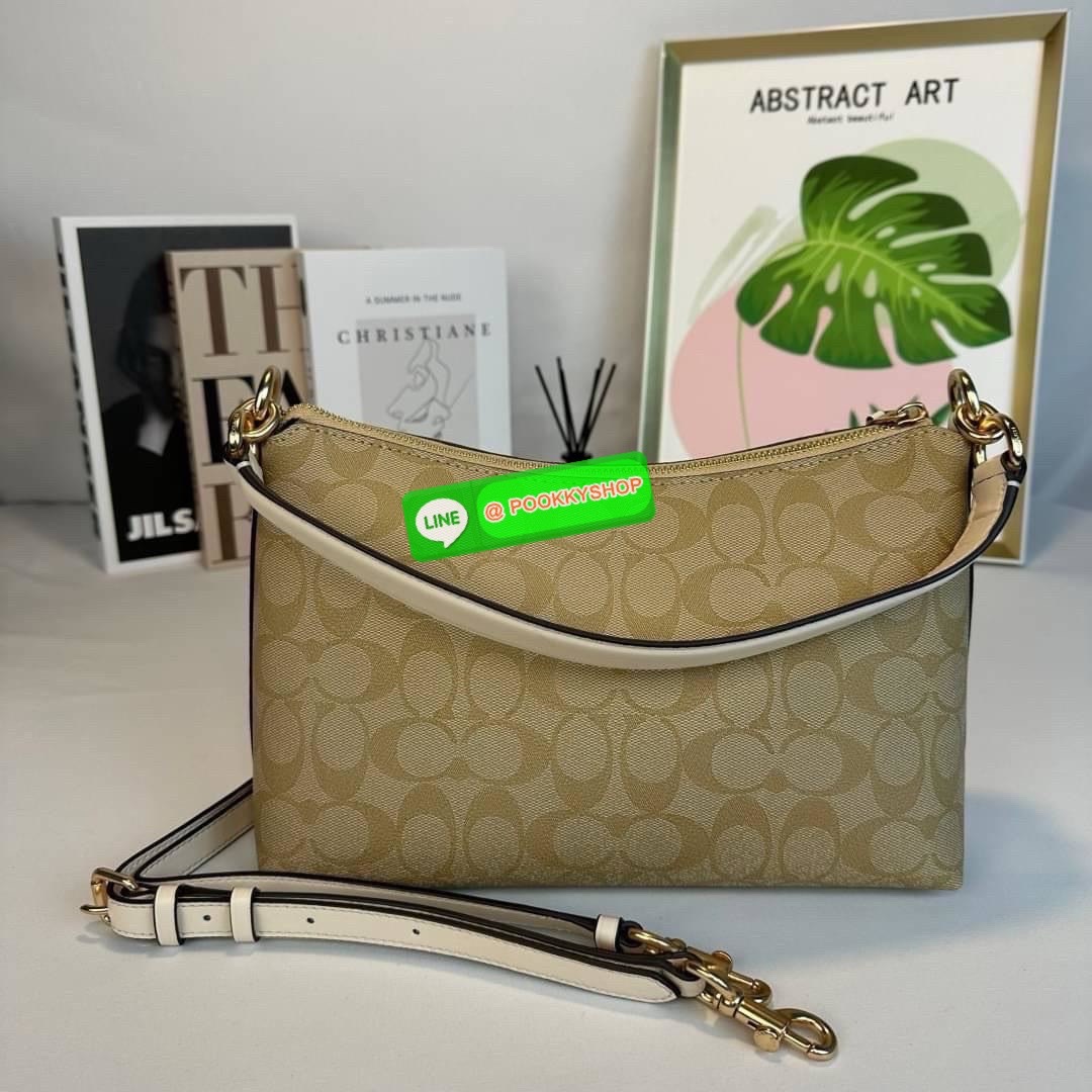 กระเป๋าสะพาย LEWIS IN SIGNATURE CANVAS ( COACH F85696) กระเป๋าหนังลาย C ผ้าใบเคลือบซิกเนเจอร์ พร้อมรายละเอียด หนัง เรียบ] ภายในกระเป๋ามัลติฟังก์ชั่น ปิดด้วยซิป ซับในผ้า