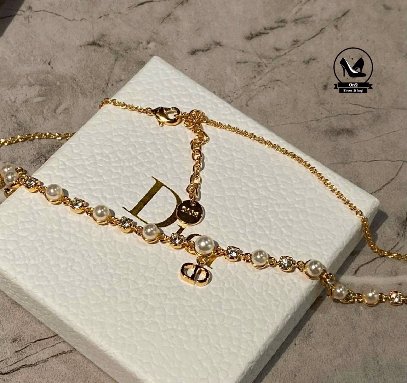 ความหรูหราอยู่ที่รายละเอียด… Dior ชิ้นนี้ บอกเลยว่าสะกดทุกสายตา ด้วยความวิบวับระดับไฮเอนด์ สร้อยคอ dior ไม่ต้องพูดเยอะ หรูแบบผู้ดีมีคลาส งานหรูดูแพง ใส่แล้วออร่าพุ่ง