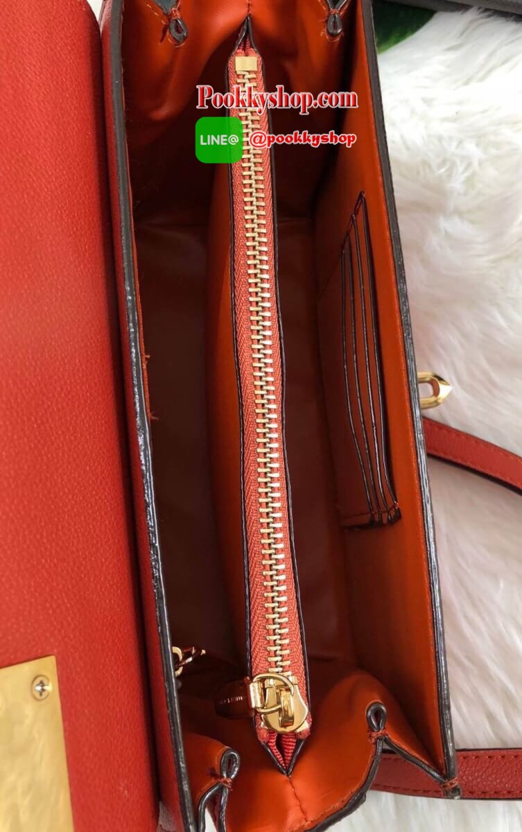 New in !!! CHARLES & KEITH CLASSIC FRONT FLAP CROSSBODY BAG ล็อตนี้อะไหล่แบบวินเทจ ใบจริงหรูมากค่ะ! กระเป๋าสะพายข้างหรือรวบสายเปลี่ยนแบบถือเก๋ๆ ก็ได้ค่ะ วัสดุหนังคาร์เวียร์ด้านตัดหนังกำมะหยี่ด้านข้างได้อย่างลงตัวสวยงาม เปิดปิดกระเป๋าแบบกดล็อคอะไหล่โลหะแบร